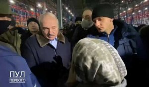 Bélarus: Loukachenko rend visite aux migrants à la frontière polonaise