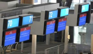 Covid-19: des passagers bloqués à l'aéroport du Cap