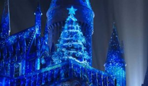 Le château d'Harry Potter s'illumine pour Noël dans le parc Universal Studios