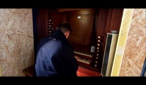 Franck Weens président l’Association des Amis de l’Église de l’Immaculée Conception de Wimereux présente le coffrage de protection de l'orgue. 