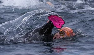 L'exploit du nageur quadri-amputé Théo Curin : il traverse le lac Titicaca sur 122 km