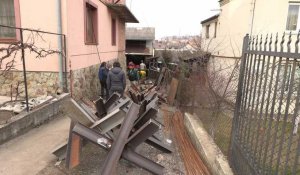 A Lviv, une bande de copains bricoleurs fabrique des obstacles anti-char