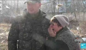 Les Ukrainiens aidés de l'armée recherchent leurs proches dans les décombres