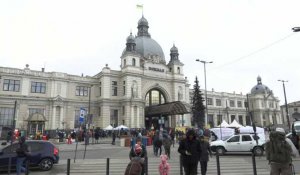 La gare de Lviv bondée alors que les Ukrainiens tentent de fuir l'invasion russe