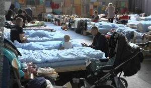 Des réfugiés d'Ukraine se reposent dans un refuge à leur arrivée en Pologne