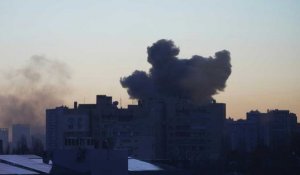 Ukraine: de la fumée s'élève de bâtiments après des explosions à Kiev