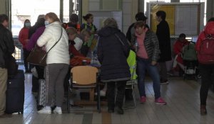 Pologne: des bénévoles polonais accueillent des réfugiés ukrainiens à la gare de Przemysl