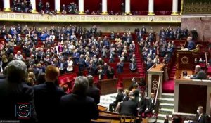 Ukraine: les députés et sénateurs français debout au Parlement pour applaudir le peuple ukrainien