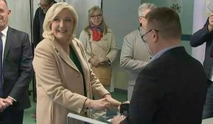 Présidentielle en France: Marine Le Pen vote à Hénin-Beaumont