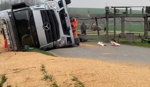 Un camion perd son chargement sur la route de Sery