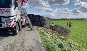 Sailly-en-Ostrevent : un camion chargé de terre se couche, la route coupée