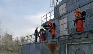 Entrainement de sapeurs-pompiers sur le simulateur de feu de navire de Marck