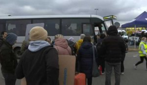 Des réfugiés ukrainiens arrivent en bus en Pologne