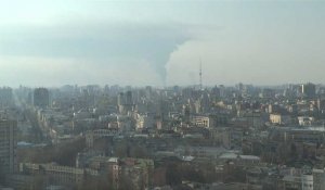Des volutes de fumée dans le ciel de Kiev