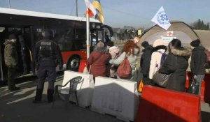 Des réfugiés d'Ukraine attendent un bus à la frontière polonaise