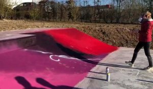 Des jeunes mettent en peinture le nouveau skate-park d'Albert