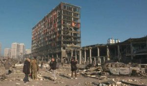 Ukraine: les services de secours dans les ruines du centre commercial bombardé