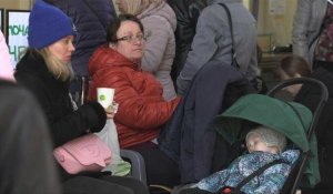 Arrivées et départs de réfugiés ukrainiens dans une ville frontalière polonaise