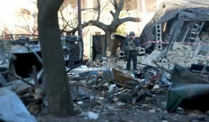 Un missile abattu détruit un immeuble résidentiel et une école à Kiev