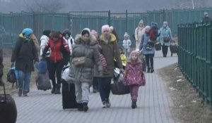 Des réfugiés ukrainiens fuyant les combats arrivent en Pologne