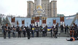 Ukraine : L'Orchestre classique de Kiev donne un concert sur la place Maidan