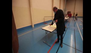Le garde des sceaux Eric Dupont-Moretti vote chez lui à Cousolre, dans l'Avesnois, pour le second tour des elections