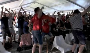 Euro-2020: les supporters tchèques célèbrent le but contre le Danemark à Prague