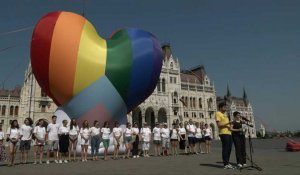 Hongrie: contre une loi "homophobe", un cœur arc-en-ciel devant le parlement