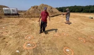 L'archéologue Rémi Martineau explique ses trouvailles sur le site de fouilles de Villevenard.