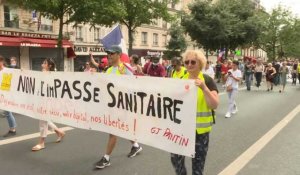 Pass sanitaire: des milliers de manifestants défilent depuis la Bastille, à Paris
