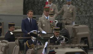Défilé du 14 juillet : Macron arrive à la tribune présidentielle