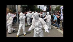 À Nantes, le collectif Masques blancs a adapté la chanson de Jacques Brel en « Ne me pique pas »