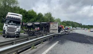 À Colembert, un camion se renverse et déverse son chargement sur la RN42