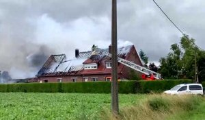 Une maison ravagée par les flammes à Morbecque