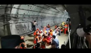 Chine: des passagers secourus dans le métro inondé de Zhengzhou