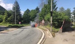 Un feu de voiture perturbe le circulation avenue des Chasseurs-Alpins
