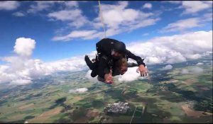 À 71 ans, Yvette a réalisé son rêve : sauter en parachute