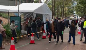 A Sydney, files d'attente pour la vaccination alors que le confinement est prolongé