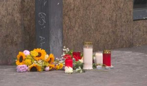Des fleurs et des bougies sur le lieu de l'attaque au couteau en Allemagne