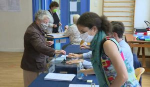 Régionales: ouverture d'un bureau de vote à Versailles