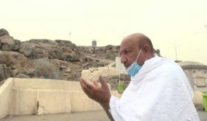 Hajj 2021: des fidèles musulmans commencent à gravir le Mont Arafat
