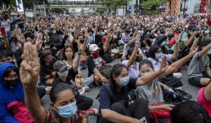 Thaïlande : des manifestations pro-démocratie contre la gestion de la crise du covid
