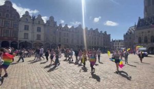 Arras : la marche des fiertés devant le beffroi