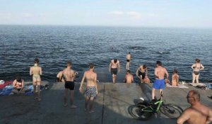 Ukraine: des habitants se baignent dans la mer Noire pourtant minée