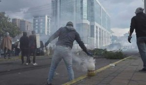 La police et les manifestants équatoriens s'affrontent devant le Parlement