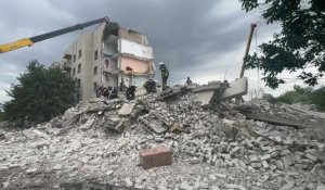 Ukraine: des secouristes sur les lieux d'une frappe dans la ville de Chasiv Yar