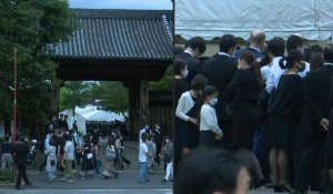 Japon: scènes à l'extérieur du temple où se déroule la veillée mortuaire pour Shinzo Abe