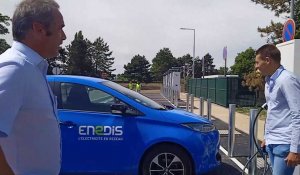 Sur l'aire Saint-Laurent de l'A25, Serge Martin, délégué territorial Enedis, présente le fonctionnement de la nouvelle station de recharge ultra-rapide de véhicules électriques.