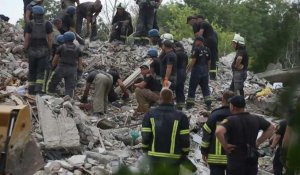 Ukraine: au moins 15 morts dans une frappe sur un immeuble dans l'Est