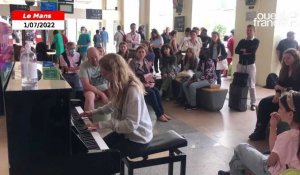 VIDÉO. Les élèves du conservatoire du Mans célèbrent les dix ans du piano en gare